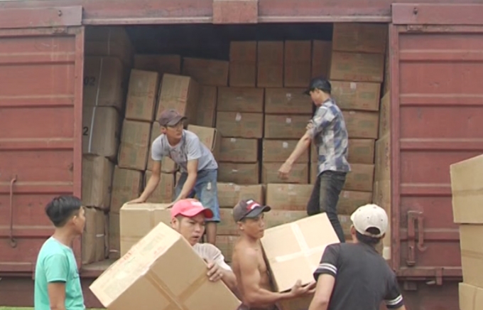 Bốc dỡ hàng hóa Ga Sóng Thần