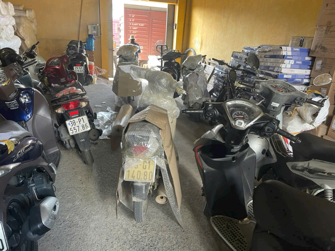 Gửi xe máy từ hà nội và sài gòn 2026 giá bao nhiêu, mất bao lâu?